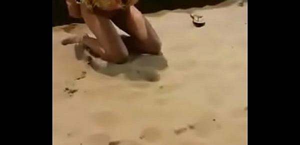  Se masturbando no calçadao da praia